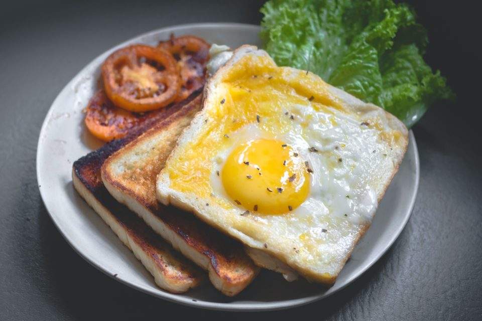 egg on toast with tomatoes and lettuce